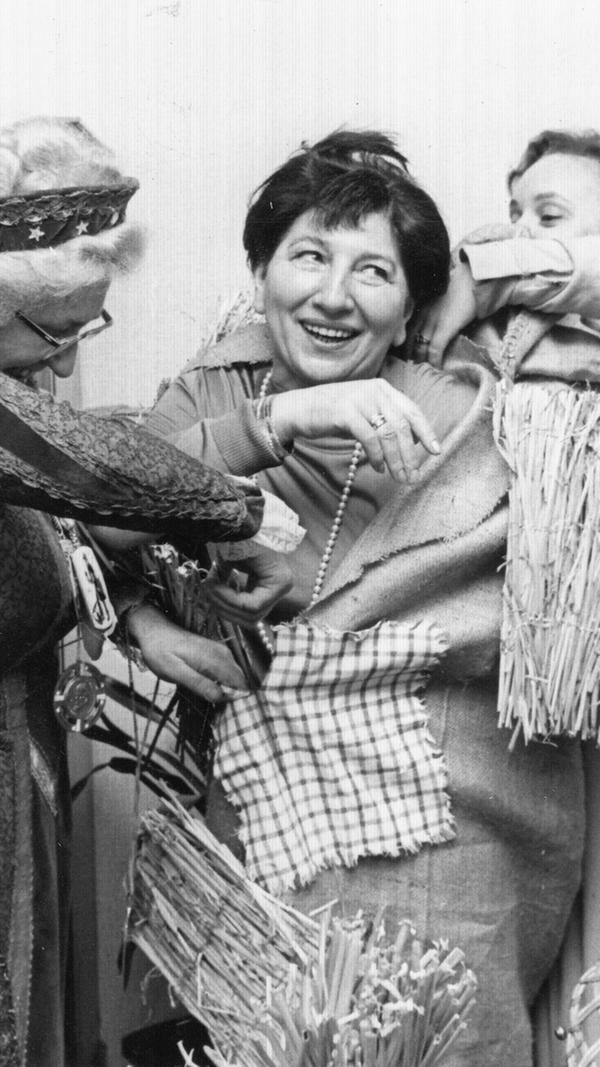 Die Beschreibung zu diesem Bild aus dem Jahr 1967: "Der OB-Stellvertreter griff zur Schere und war ehrlich überrascht: zum Vorschein kam seine Frau Friedel Haas, die ihn um 7 Uhr heimlich verlassen hatte und seitdem als Vogelscheuche verkleidet vor dem Dienstzimmer ihres Gatten ausharrte..."