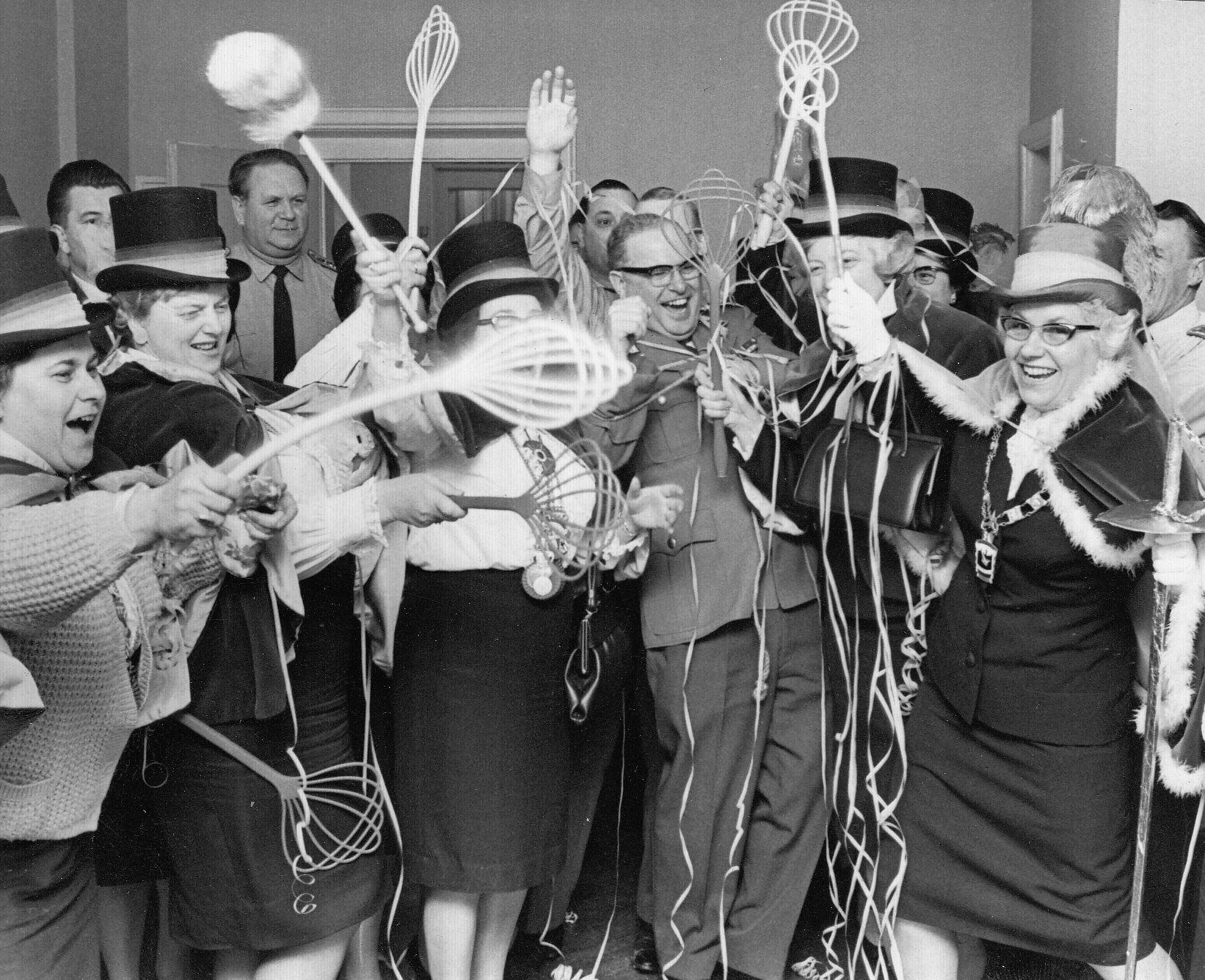 Ein Einbruch der besonderen Art. Die Schlagzeile zu diesem Bild von 1967: "Im Sturm nahm der weibliche Elferrat der Karnevals-Gesellschaft 'Gelb-Rot' Noris Badensiaden Standort Erlenstegen ein. Angeführt von Präsidentin Barbara Sörgel , kletterten die Frauen durch ein Parterre-Fenster im Garten und besetzten alle Zimmer der exclusiven Villa. Verzweifelt versuchte Major Gerd Wolf, die weibliche Brigade mit Feuerwerkskörpern aufzuhalten. Doch vergebens. Er wurde ebenso wie der Kommandeur des Verteidigungs-Kreiskommandos 632, Oberst Wilhelm Schoepf verhaftet.