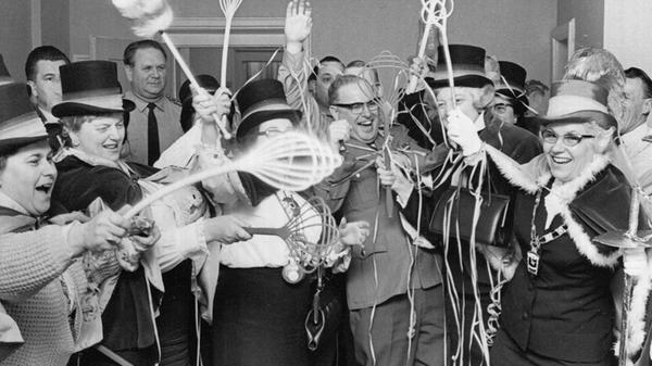 Ein Einbruch der besonderen Art. Die Schlagzeile zu diesem Bild von 1967: "Im Sturm nahm der weibliche Elferrat der Karnevals-Gesellschaft 'Gelb-Rot' Noris Badensiaden Standort Erlenstegen ein. Angeführt von Präsidentin Barbara Sörgel , kletterten die Frauen durch ein Parterre-Fenster im Garten und besetzten alle Zimmer der exclusiven Villa. Verzweifelt versuchte Major Gerd Wolf, die weibliche Brigade mit Feuerwerkskörpern aufzuhalten. Doch vergebens. Er wurde ebenso wie der Kommandeur des Verteidigungs-Kreiskommandos 632, Oberst Wilhelm Schoepf verhaftet.