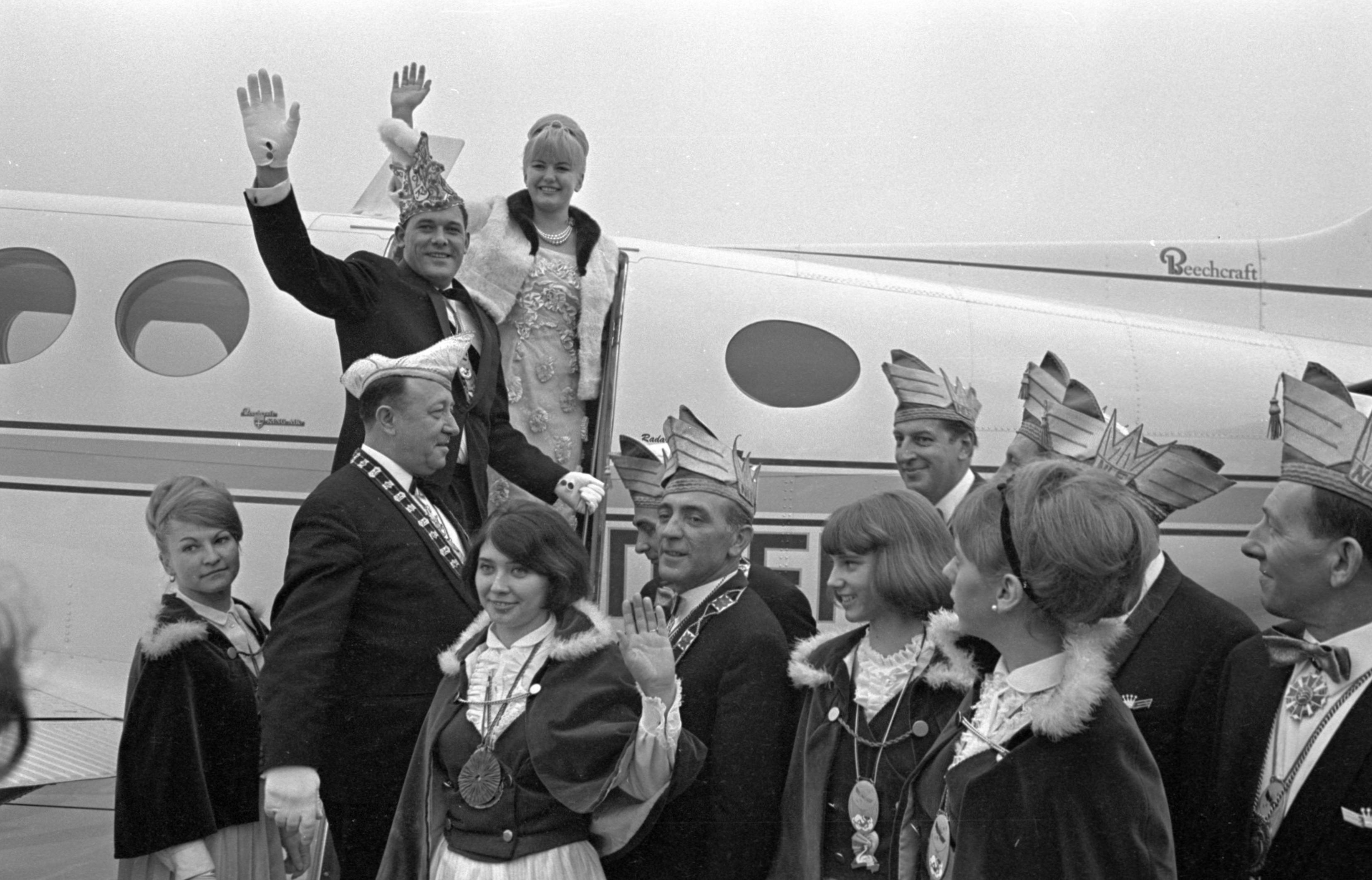 Gut gelandet: Rudi I. und Lydia I. stiegen 1967 nach dem traditionellen Prinzenflug am Flughafen aus.