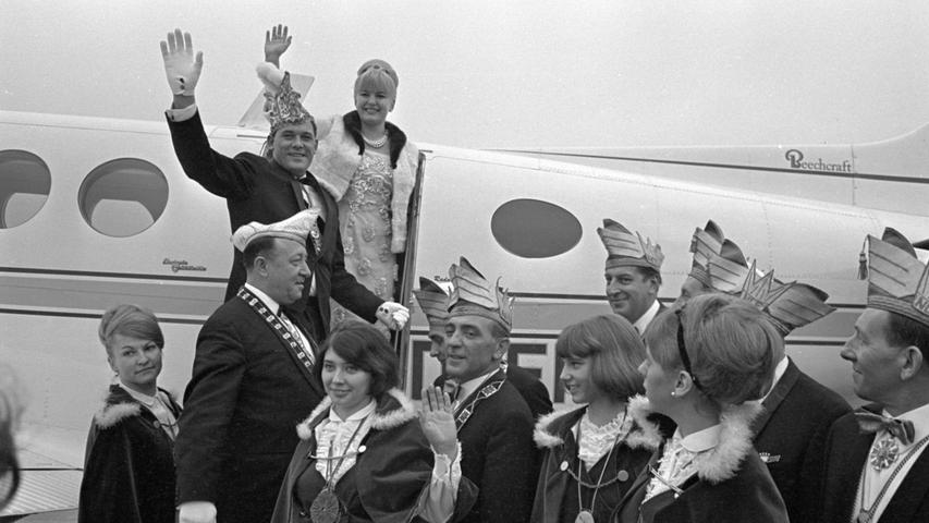 Gut gelandet: Rudi I. und Lydia I. stiegen 1967 nach dem traditionellen Prinzenflug am Flughafen aus.