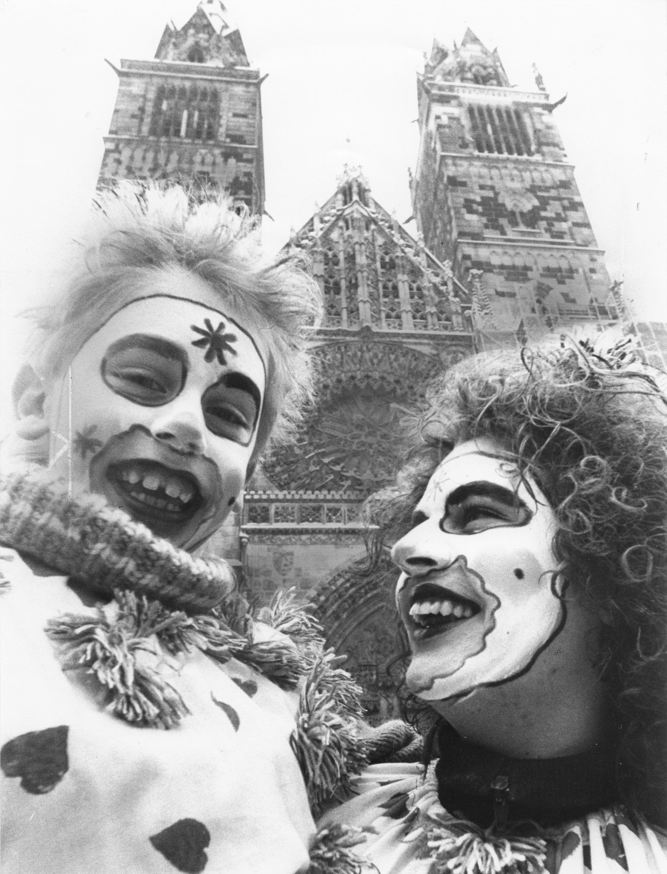 Bunte Gesichter versammelten sich 1986 vor der Nürnberger Lorenzkirche.