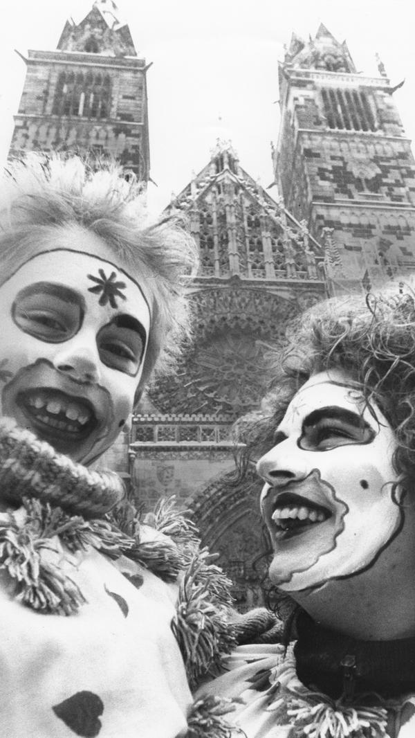 Bunte Gesichter versammelten sich 1986 vor der Nürnberger Lorenzkirche.