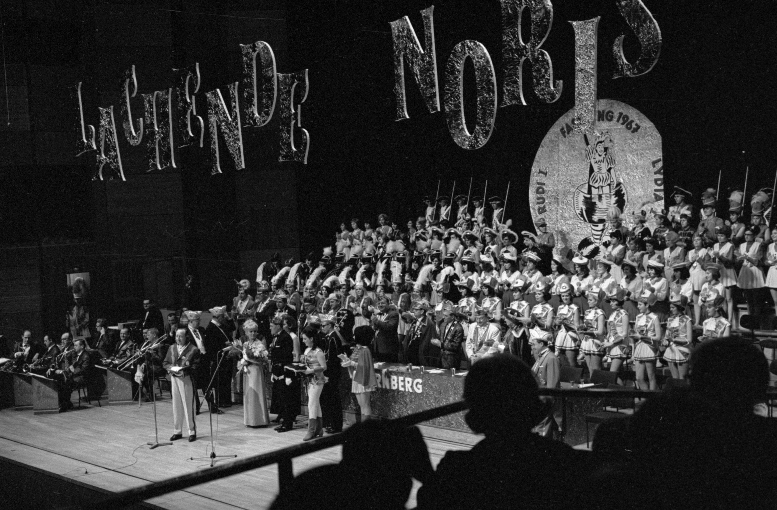 Prinz Rudi I. und Prinzessin Lydia I. wurden 1967 in der Meistersingerhalle auf den Thron gehoben. Oberbürgermeister Urschlechter überreichte dem Prinzen die Stadtschlüssel.