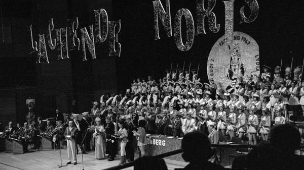 Prinz Rudi I. und Prinzessin Lydia I. wurden 1967 in der Meistersingerhalle auf den Thron gehoben. Oberbürgermeister Urschlechter überreichte dem Prinzen die Stadtschlüssel.