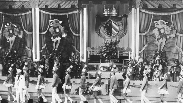 Zur Inthronisierung des Prinzenpaars 1986 wurde die Meistersingerhalle aufwendig umgestaltet.