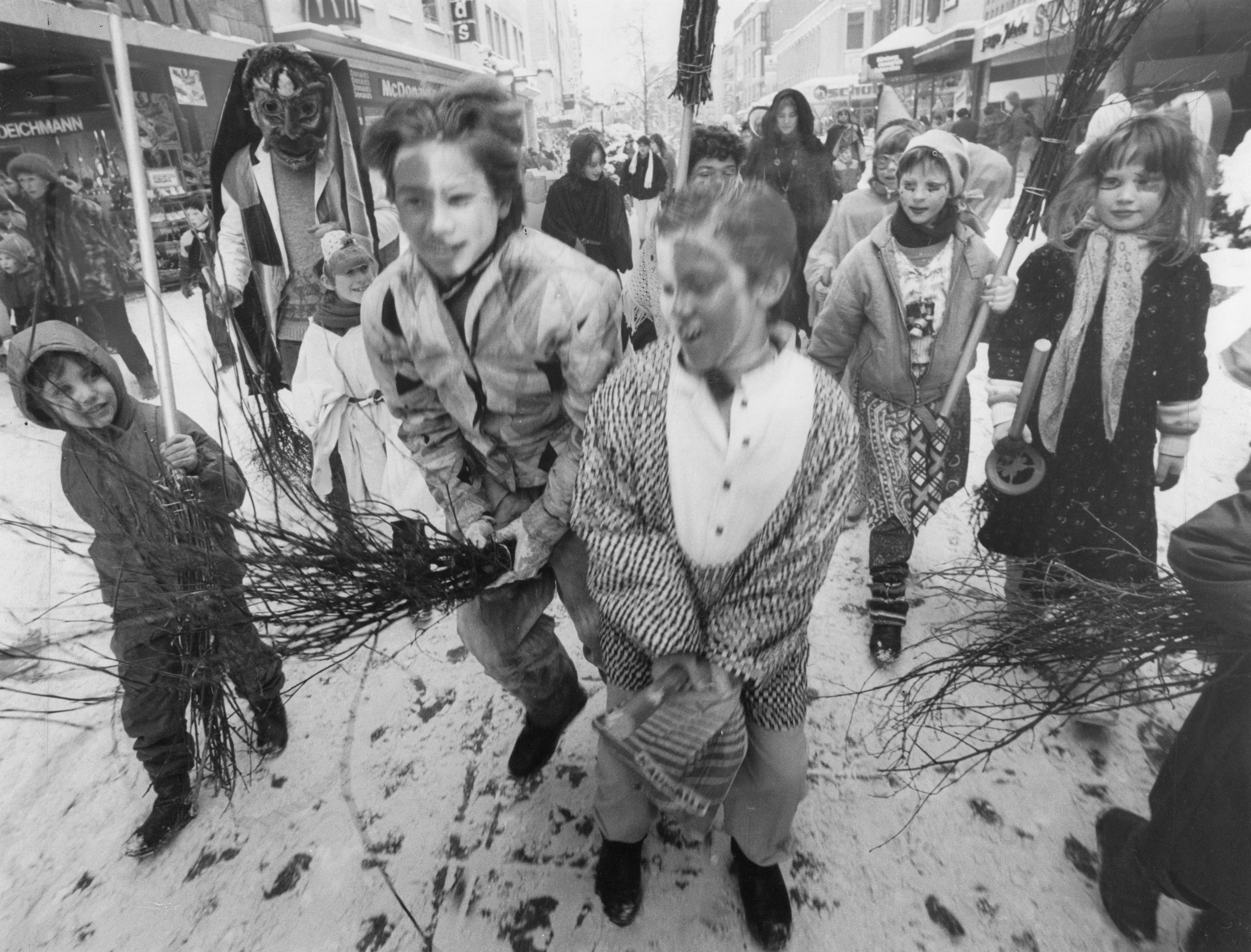 1986 mussten die kleinen Narren im Februar Eis und Schnee trotzen.