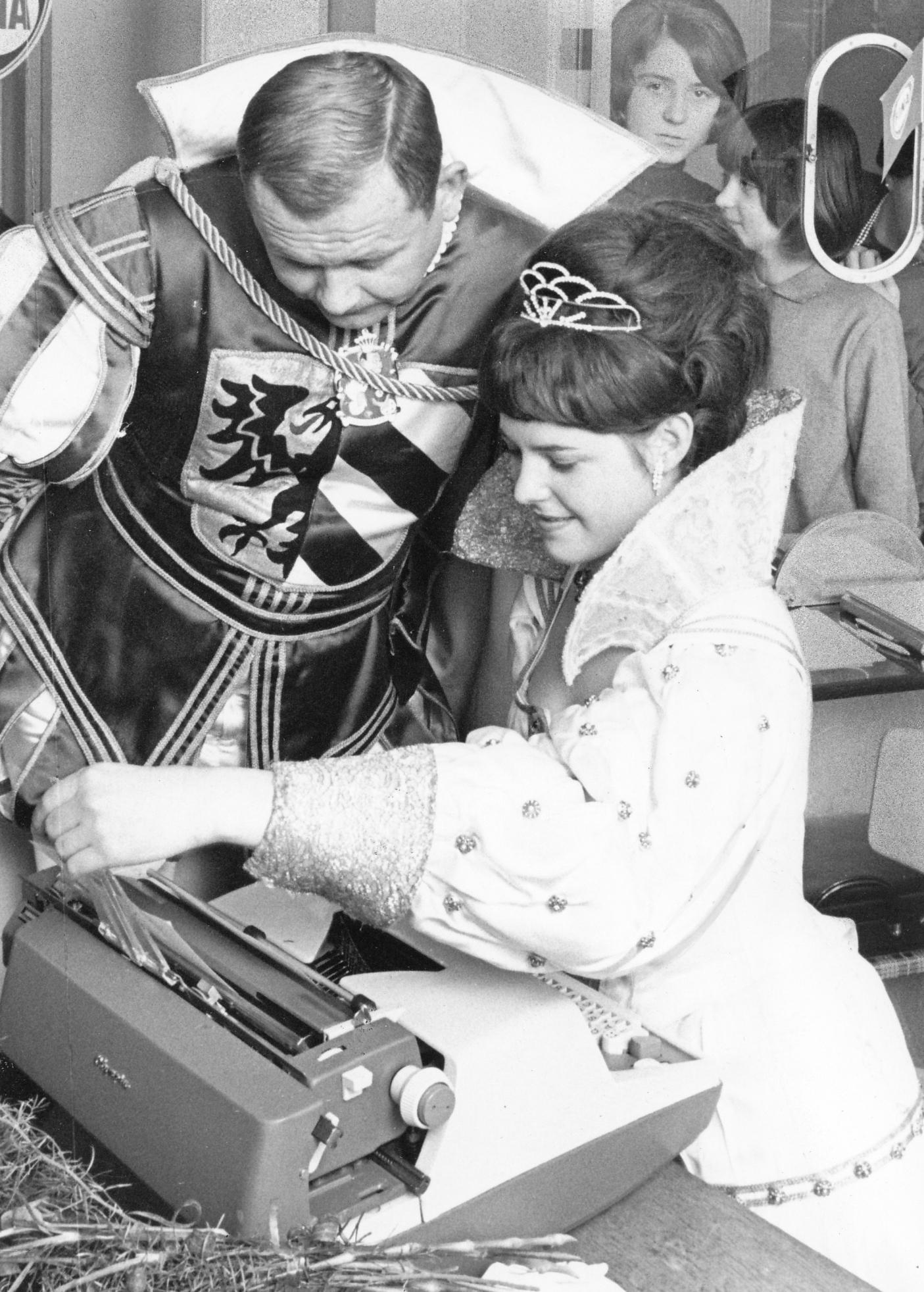 Auch der Adel muss ab und an arbeiten: Faschingsprinz und Humorist Herbert Hisel besuchte 1966 die Faschingsprinzessin Brigitte I. im Büro.