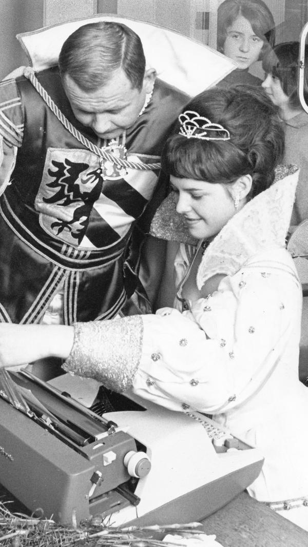 Auch der Adel muss ab und an arbeiten: Faschingsprinz und Humorist Herbert Hisel besuchte 1966 die Faschingsprinzessin Brigitte I. im Büro.