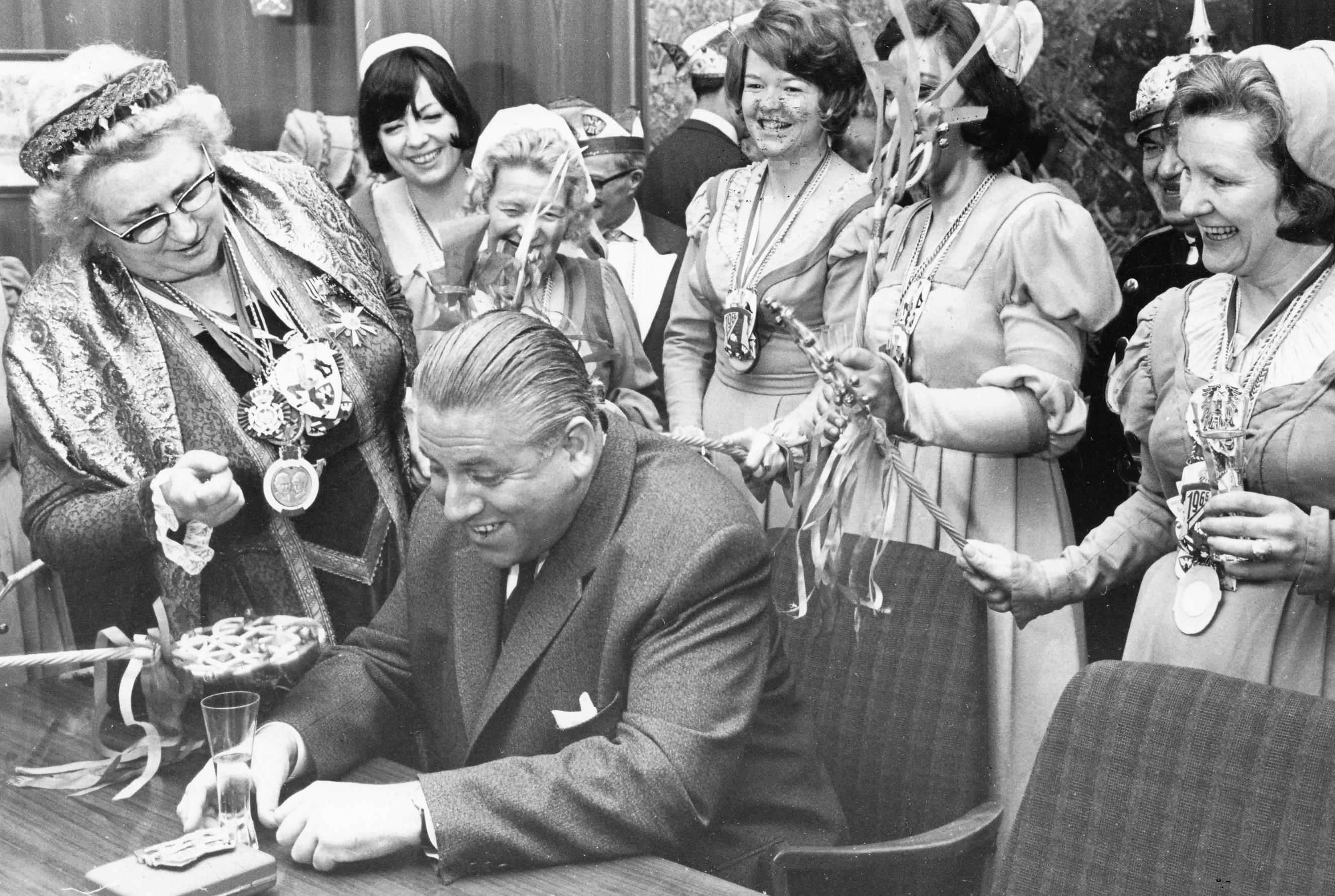 Mit Teppichklopfern gingen diese Närrinnen 1966 beim Weiberfasching auf Nürnbergs OB Urschlechter los.