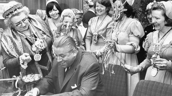 Mit Teppichklopfern gingen diese Närrinnen 1966 beim Weiberfasching auf Nürnbergs OB Urschlechter los.