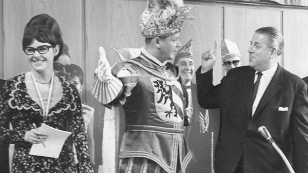 Faschingsprinz und Humorist Herbert Hisel verweist den Nürnberger OB Dr. Andreas Urschlechter, rechts, auf die Oppositionsbank.