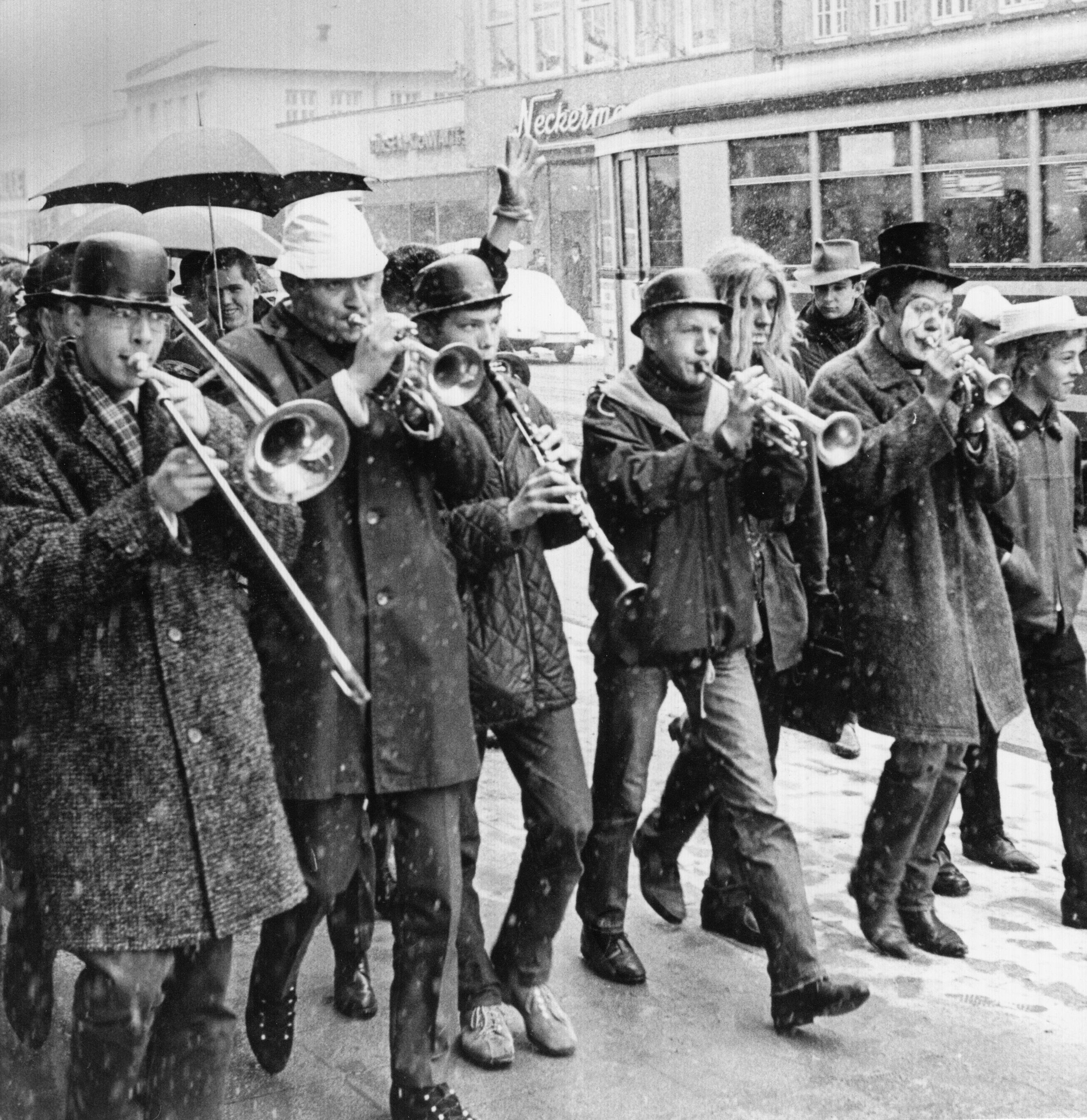 Sie wollen es nicht wahrhaben: Mit Dixieland-Musik zogen diese jungen Männer 1965 durch die Straßen Nürnbergs, um den Fasching zu verabschieden.