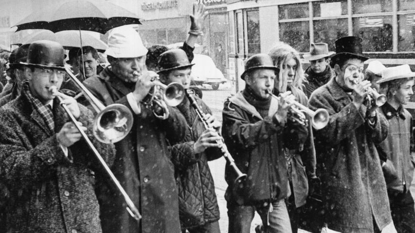 Sie wollen es nicht wahrhaben: Mit Dixieland-Musik zogen diese jungen Männer 1965 durch die Straßen Nürnbergs, um den Fasching zu verabschieden.