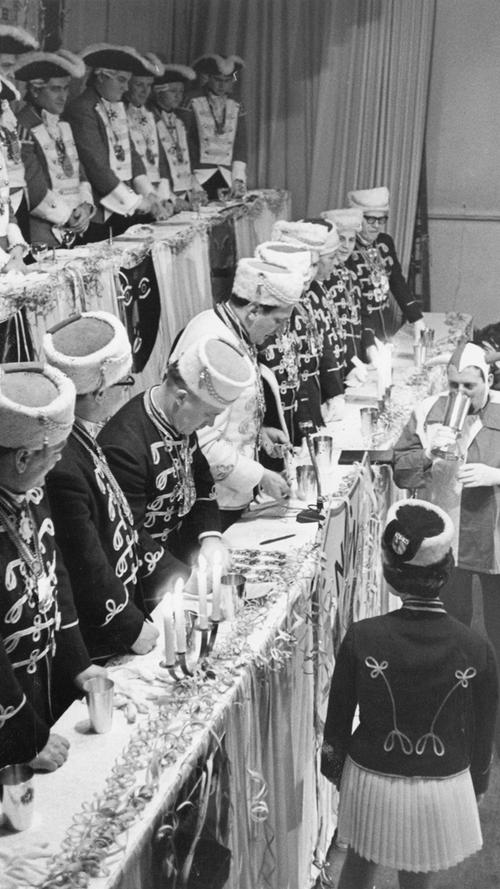 Stilecht mit Kerzenleuchter und edlem Geschirr ging es bei der Prunksitzung des Narrenclubs 1965 in den Humboldtsälen zu.