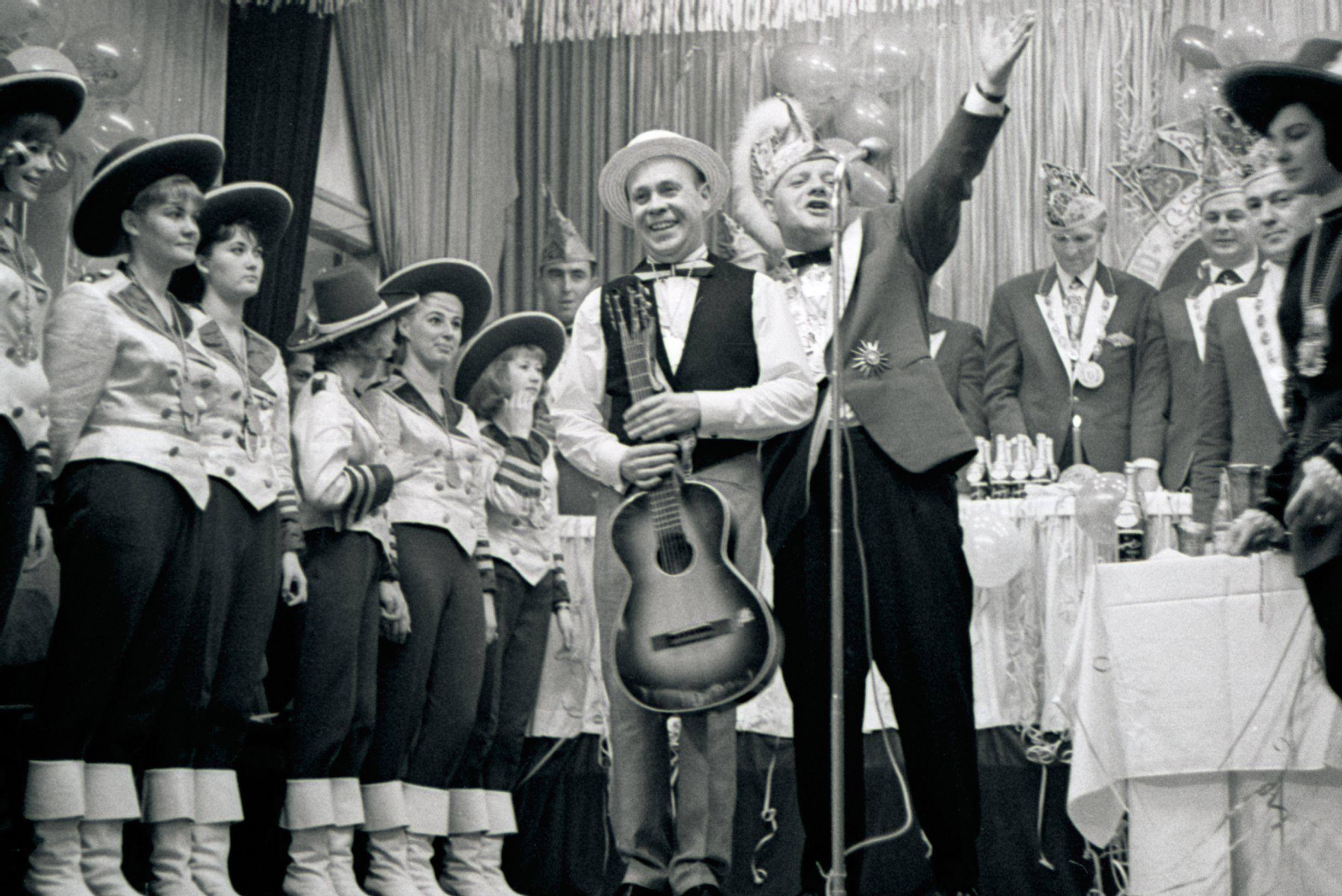 Der "Klampfen-Schorsch" Georg Dürschinger half dem Fasching in Nürnberg zusammen mit Buchnesia-Präsident Kartl-Heinz Schubert auf die Beine.