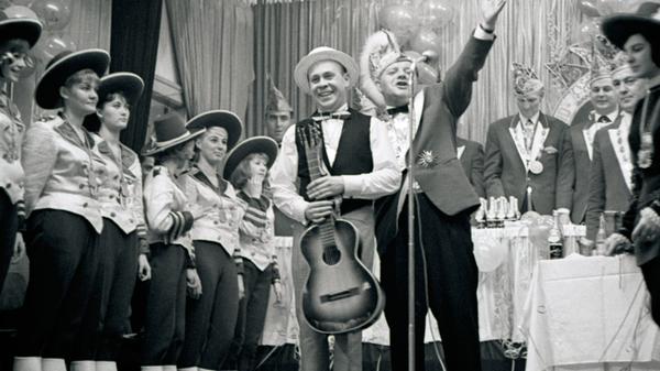 Der "Klampfen-Schorsch" Georg Dürschinger half dem Fasching in Nürnberg zusammen mit Buchnesia-Präsident Kartl-Heinz Schubert auf die Beine.