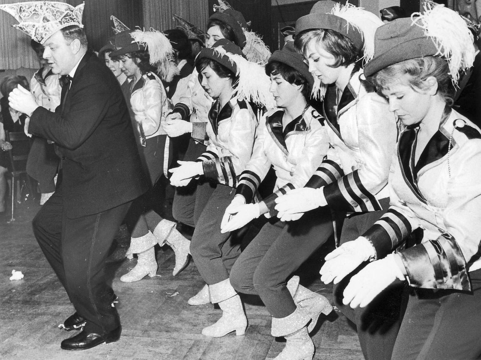 Buchnesia-Präsident Karl Heinz Schubert legt beim Fasching 1963 mit seiner Garde einen zünftigen Madison auf das Parkett