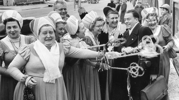Dieser zum Fasching 1957 veröffentlichte Schnappschuss trug diese Bildunterschrift: "Harmlos studierte dieser Mann die Zeitungen in den Aushangkästen vor dem Gebäude der Nürnberger Nachrichten am Marienplatz, als die weibliche "Meute" über ihn herfiel. Von allen Seiten -man sieht es ganz deutlich- bekommt er seine "Haue"."