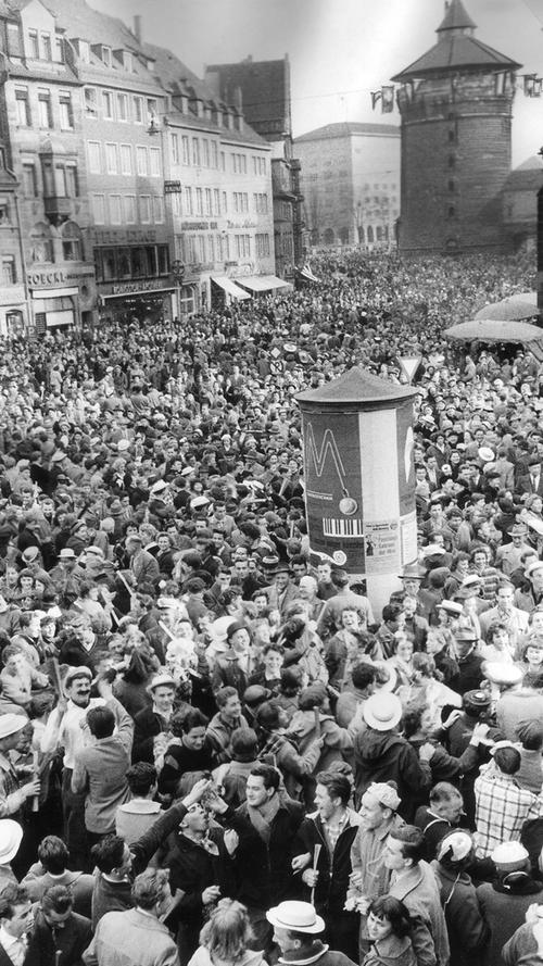 So etwas hatte Nürnberg noch nie gesehen: viele Zehntausende drängten sich 1957 im Zuge der Faschings-Feier bei strahlendem Sonnenschein durch die Straßen der Nürnberger Innenstadt.