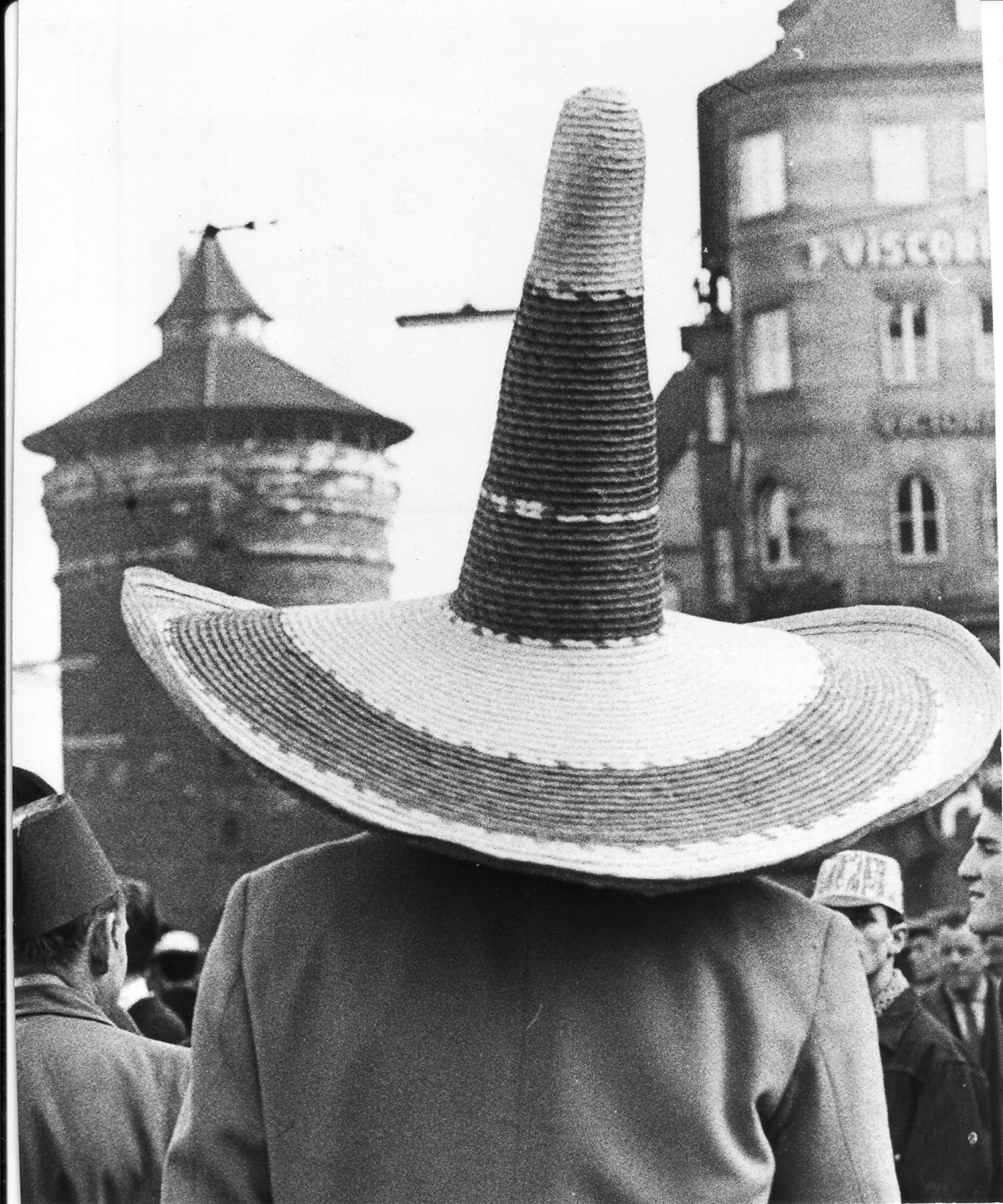 Zweimal hoch hinaus: vor der Kulisse des "Dicken Turms" hat der echt mexikanische Sombrero dieses Faschingsbummlers einen besonderen lokalen Reiz.