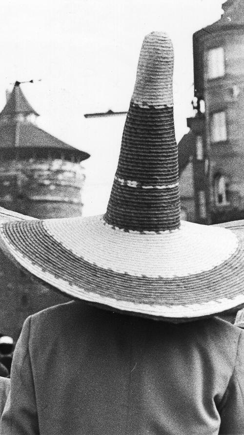Zweimal hoch hinaus: vor der Kulisse des "Dicken Turms" hat der echt mexikanische Sombrero dieses Faschingsbummlers einen besonderen lokalen Reiz.