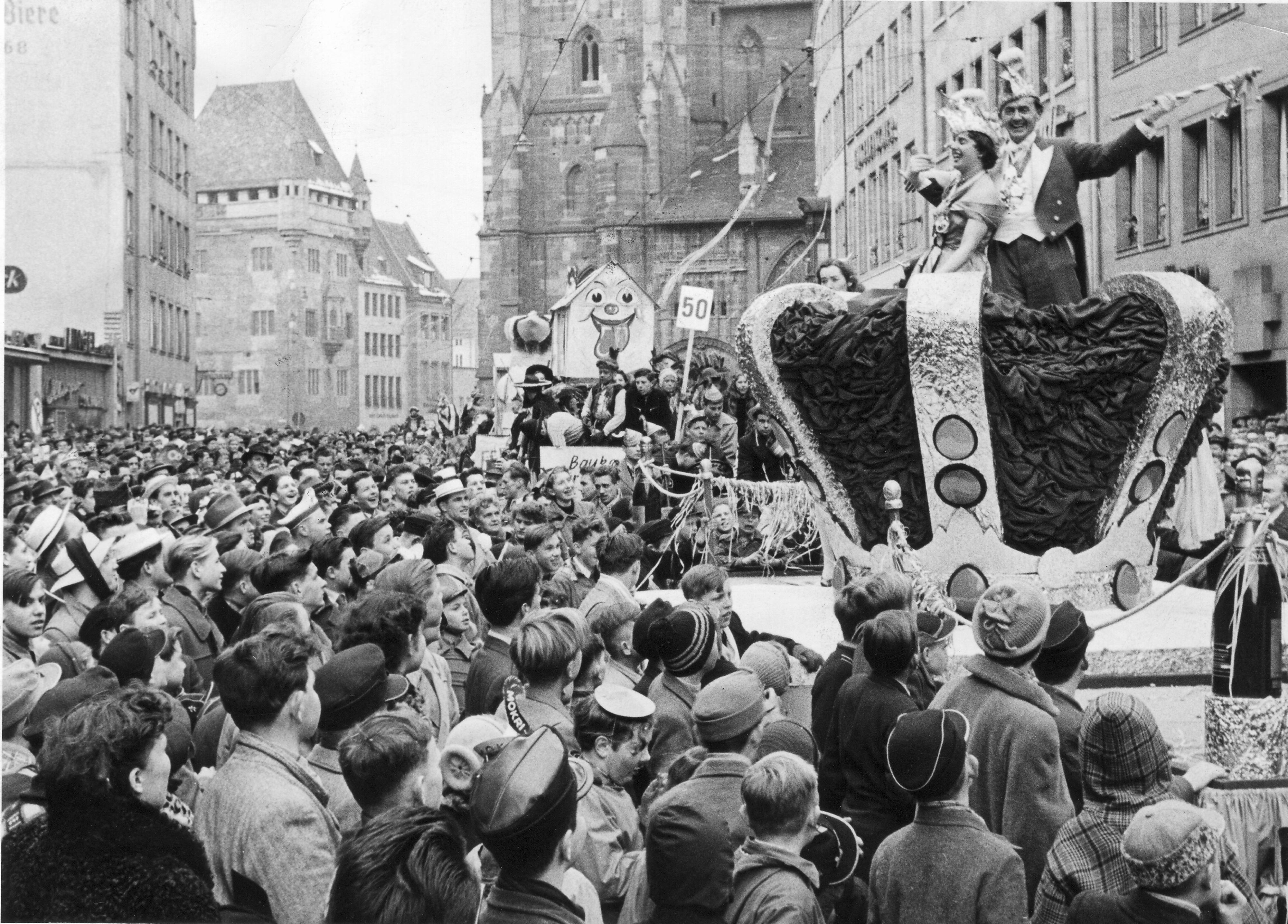 Faschingszug 1955: Das Prinzenpaar grüßt die feiernden Nürnberger.