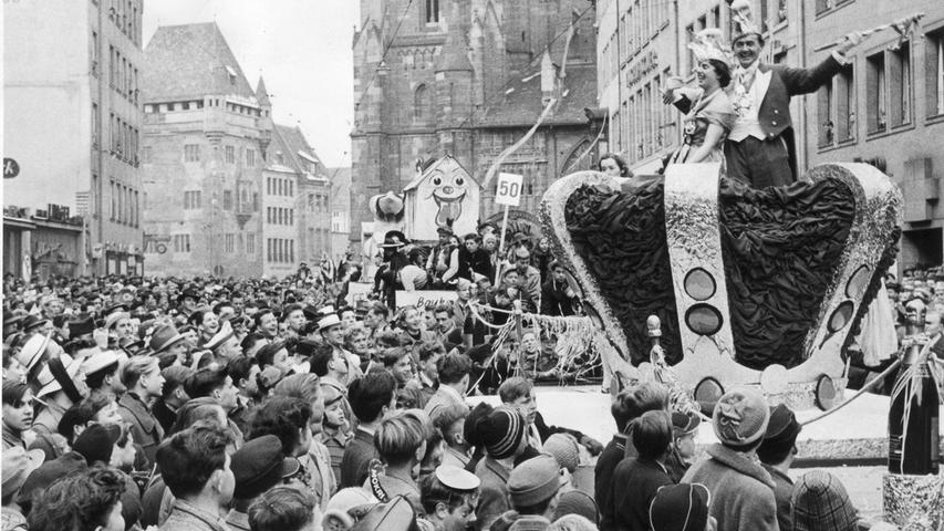 Faschingszug 1955: Das Prinzenpaar grüßt die feiernden Nürnberger.