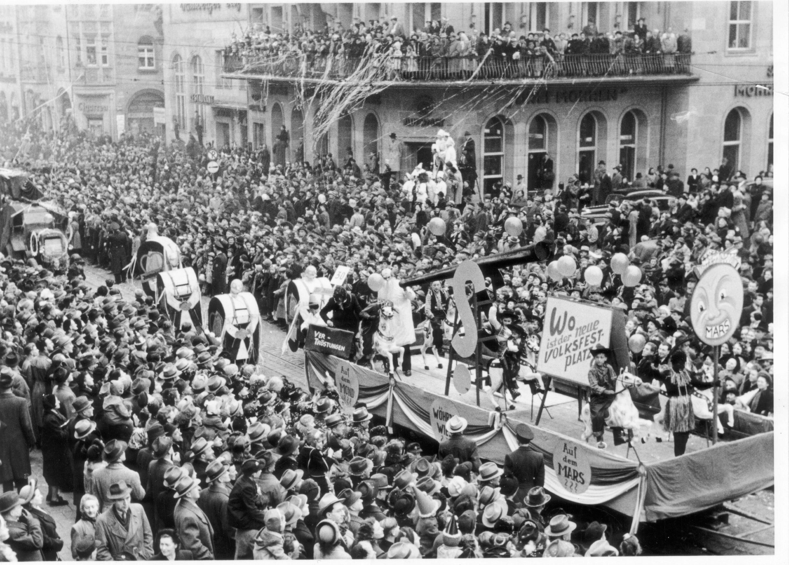 Der Motivwagen "Wo ist der neue Volksfestplatz?" ist Teil des Faschingszugs 1952 gewesen.