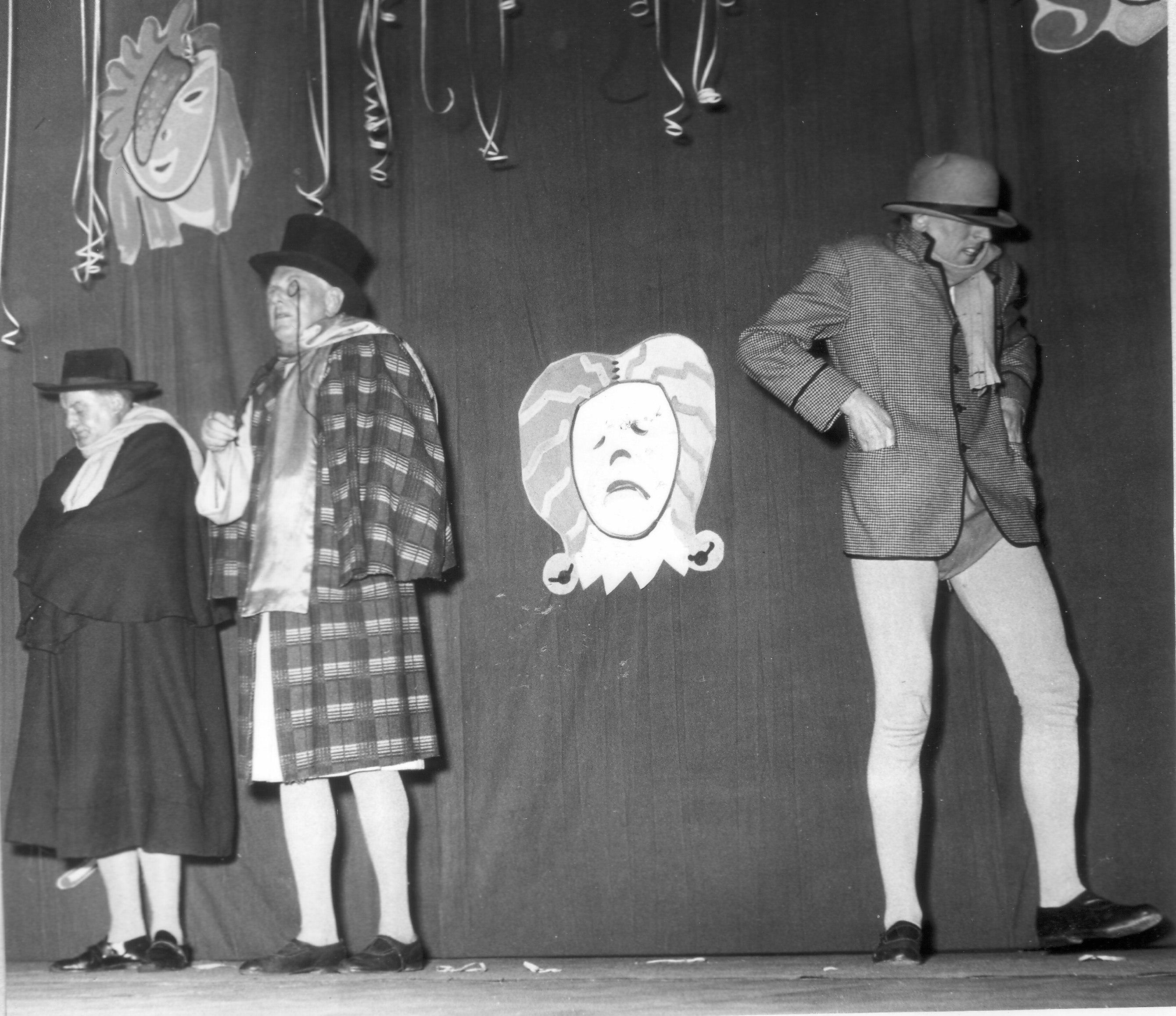 "Nacht der roten Larve", der große Rosenmontagsball der städtischen Bühnen - in sämtlichen Räumen des Hotels "Deutscher Hof" und des Lessing-Theaters.