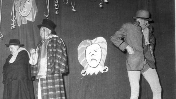 "Nacht der roten Larve", der große Rosenmontagsball der städtischen Bühnen - in sämtlichen Räumen des Hotels "Deutscher Hof" und des Lessing-Theaters.