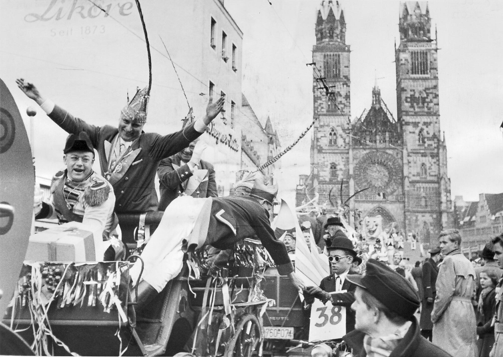 Wagen der Rheinländer-Vereinigung mit dem Vorsitzenden des Festausschusses für den Nürnberger Karneval 1953 vor der Kulisse der Lorenzkirche.