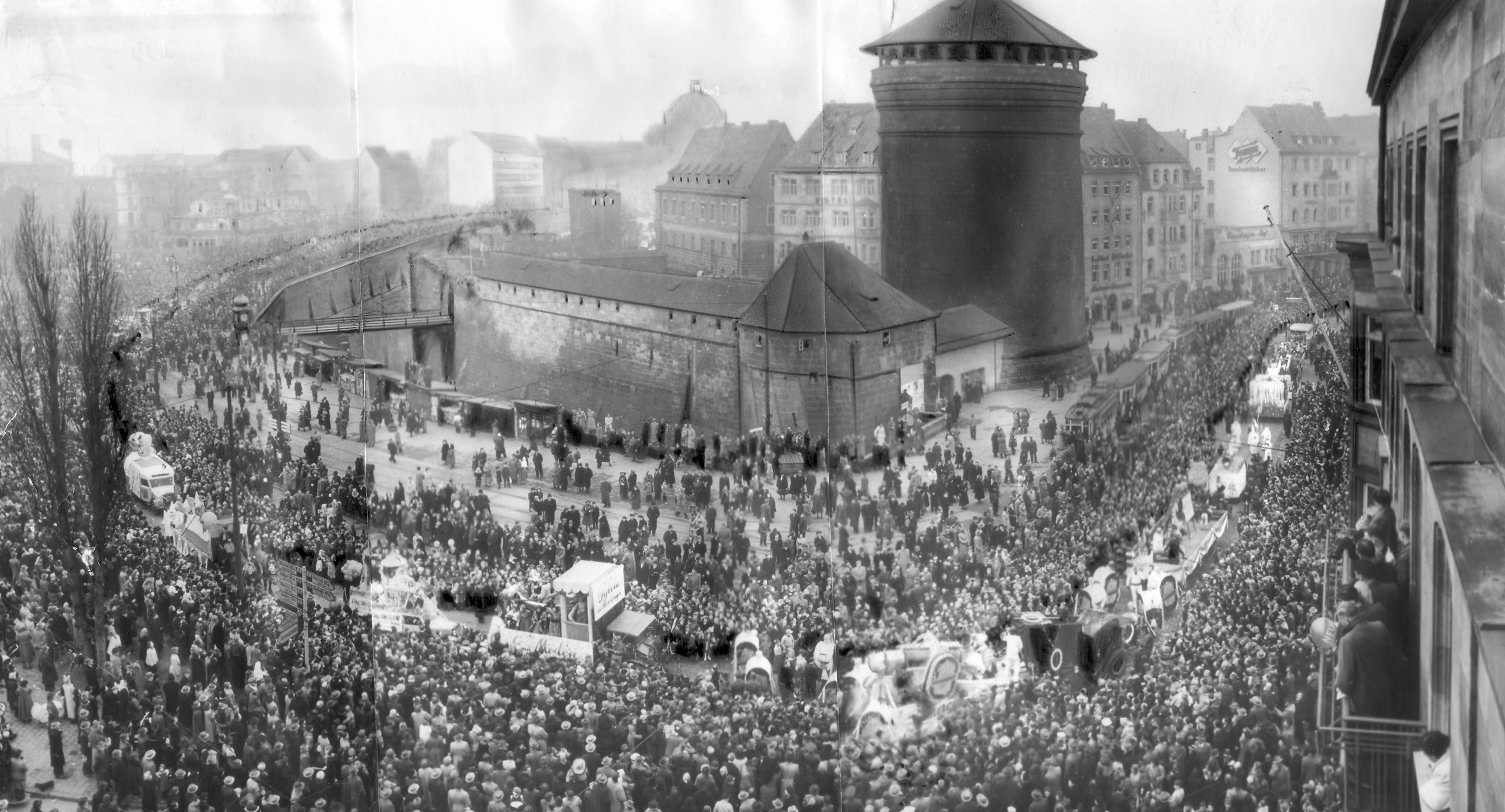 Auch damals schon bei der Nürnberger Bevölkerung sehr beliebt; der alljährliche Faschingsumzug im Jahr 1952.