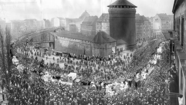 Auch damals schon bei der Nürnberger Bevölkerung sehr beliebt; der alljährliche Faschingsumzug im Jahr 1952.