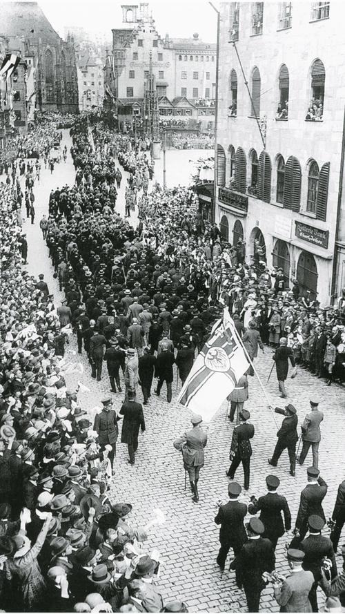 Einen "deutschen Tag" hielten die Nationalsozialisten schon 1923 in Nürnberg ab. Bei Aufmärschen in gotischer Kulisse inszenierte sich die Partei.