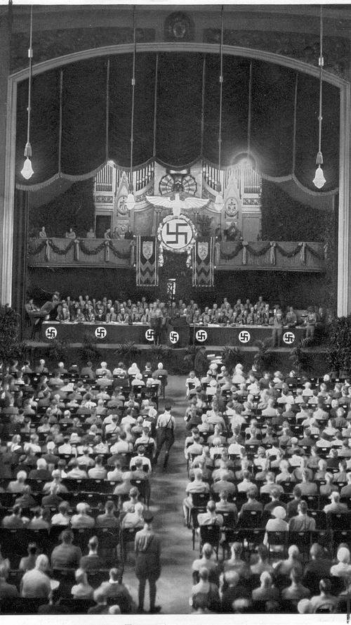 Eine fast sakral anmutende Inszenierung beim vierten Reichsparteitag 1929 im Kulturvereinshaus in Nürnberg.