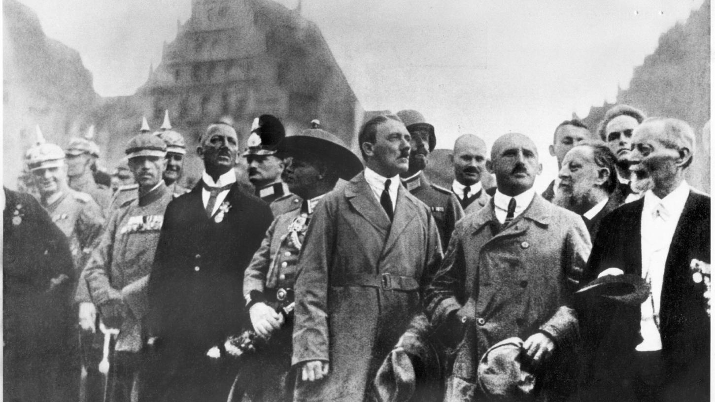 Dieses Bild aus dem Jahr 1923 dokumentiert die frühe Verbundenheit Adolf Hitlers mit Nürnberg. Das Foto zeigt ihn beim "Deutschen Tag".