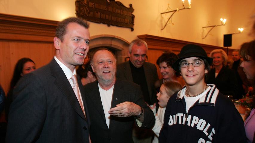 Zur Filmpremiere von "Der Bergkristall" gab es auch einen Empfang im Nürnberger Rathaus; hier steht Joseph Vilsmaier mit einigen seiner Darstellern neben Oberbürgermeister Ulrich Maly (links).