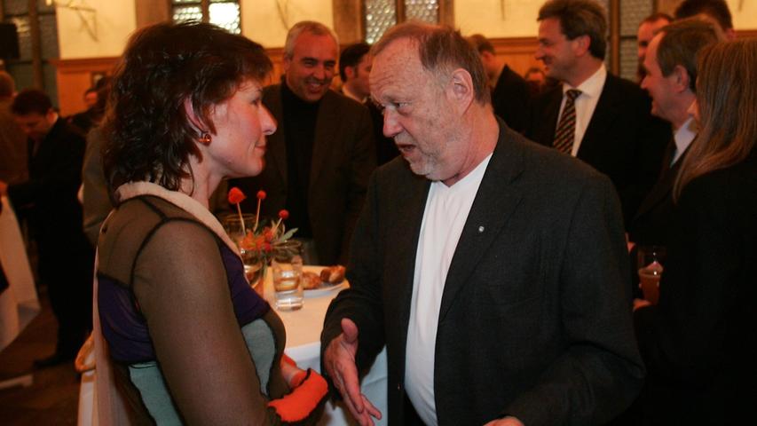 Joseph Vilsmaier beim Empfang nach der Filmpremiere von "Der Bergkristall" im Gespräch mit Petra Maly, der Frau des Oberbürgermeisters.