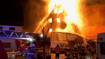 Hohe Flammen schlugen am späten Dienstagabend aus einer Scheune in Happurg, von der am Ende nur eine Ruine übrig blieb. Hohe Flammen schlugen am späten Dienstagabend aus einer Scheune in Happurg, von der am Ende nur eine Ruine übrig blieb.