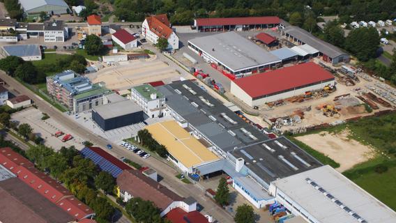 Das Alfmeier-Betriebsgelände am östlichen Stadtrand Treuchtlingens (Bildmitte). Hier sollen neben den aktuell rund 350 Mitarbeitern künftig auch die 88 Kollegen der Tochter KITE Electronics arbeiten. Erweitert wird der Standort dafür nicht, aber „verdichtet“. Das Alfmeier-Betriebsgelände am östlichen Stadtrand Treuchtlingens (Bildmitte). Hier sollen neben den aktuell rund 350 Mitarbeitern künftig auch die 88 Kollegen der Tochter KITE Electronics arbeiten. Erweitert wird der Standort dafür nicht, aber „verdichtet“.