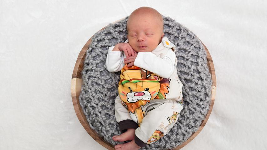 Ende Januar, genauer am 29., erblickte der kleine Oskar in den Kliniken Hallerwiese das Licht der Welt. Er war bei der Geburt 49 Zentimeter groß und 2500 Gramm schwer.