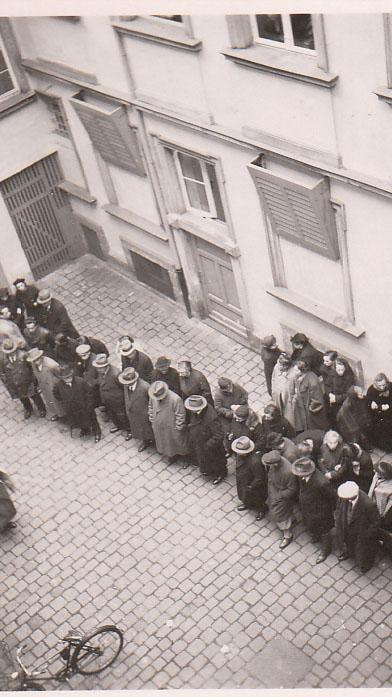 Am 10. November 1938 wurden in Baiersdorf, Forth und Erlangen die Jüdinnen und Juden einschließlich der Kinder in den frühen Morgenstunden von Polizei und SA geweckt, dann verhaftet und schließlich in den Hof des Erlanger Rathauses (Palais Stutterheim) gebracht.