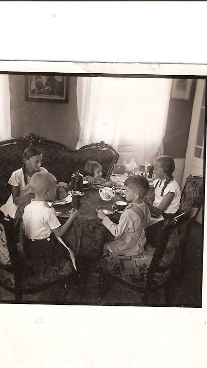 Unbeschwerte Kindergeburtstagsfeier 1937 im Wohnzimmer der Familie Benesi.