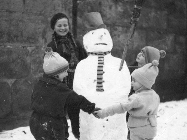 Ein Foto aus noch unbeschwerten Tagen: Die Bénesi-Geschwister mit Nachbarkind Friedl (hinten links) beim Tanz um den Schneemann im Jahr 1937.