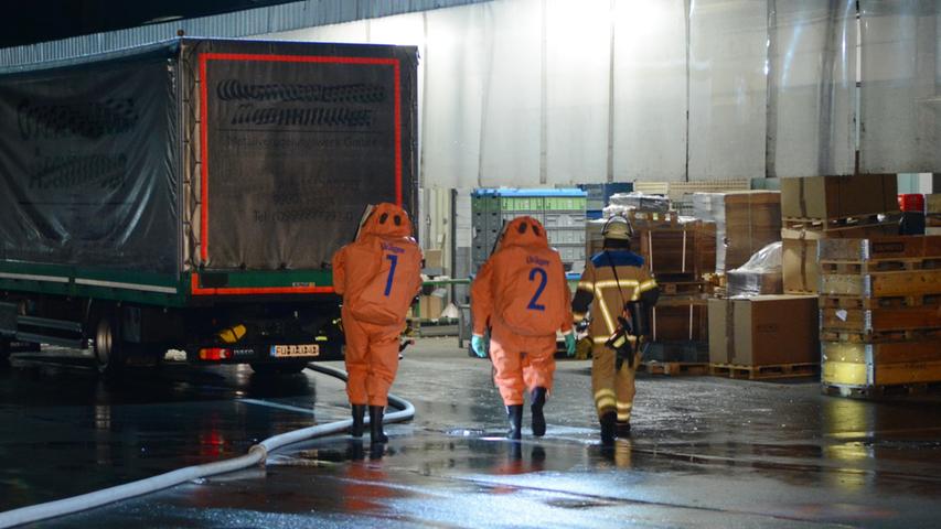 Gefahrengut-Alarm in Fürth: Feuerwehr in Chemieschutzanzügen 