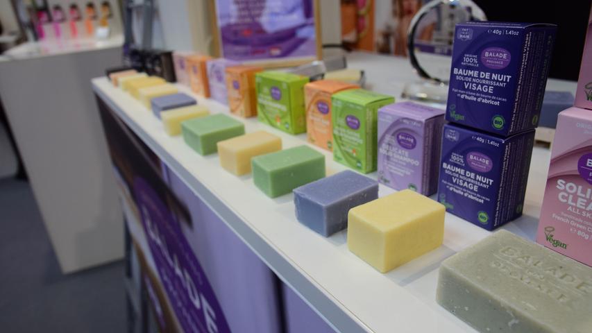Solide Shampoos und andere Pflegeprodukte sind auf der Vivaness ein klarer Trend. Dabei werden wenige, hochwertige Inhaltsstoffe in eine feste Form gepresst.
