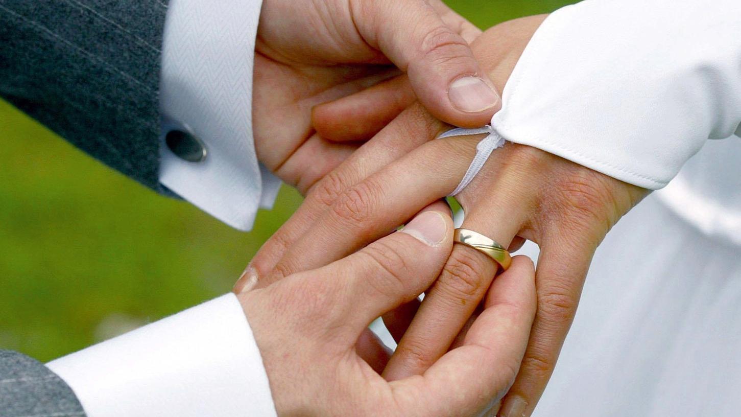 Am 30. Juni machte Aike Wittmann seiner Freundin einen ganze besonderen Hochzeitsantrag in Regensburg. Insgesamt 30 Plakate waren Teil seines Plans. Am 30. Juni machte Aike Wittmann seiner Freundin einen ganze besonderen Hochzeitsantrag in Regensburg. Insgesamt 30 Plakate waren Teil seines Plans.