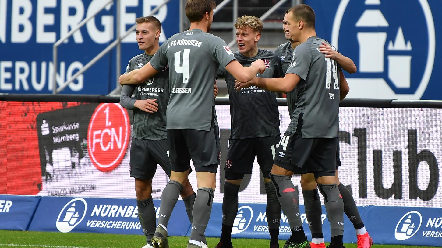 Rot und Schwarz sind die Farben des 1. FC Nürnbergs, doch in letzter Zeit sah man die Club-Profis oft in Grau auflaufen.