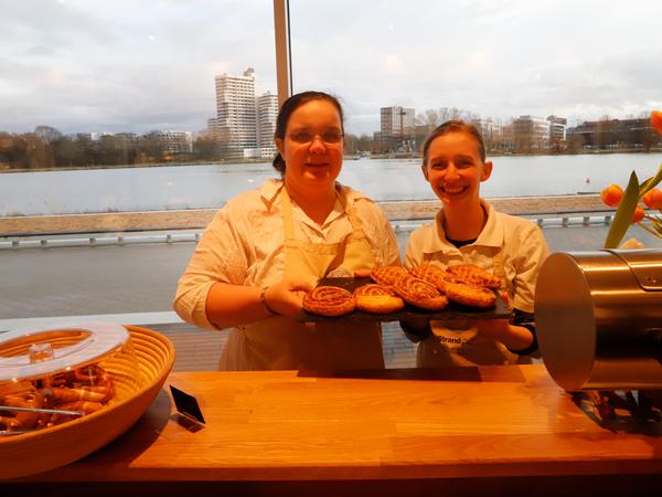Diese beiden Damen gehören zum Team der Gastronomie und Toleranz gGmbh, die wiederum eine Tochter der Lebenshilfe ist. Sie bewirtschaften das schöne neue "Café Strandgut", das nun nach fast achtmonatiger Bauzeit am Wöhrder See eröffnet hat.